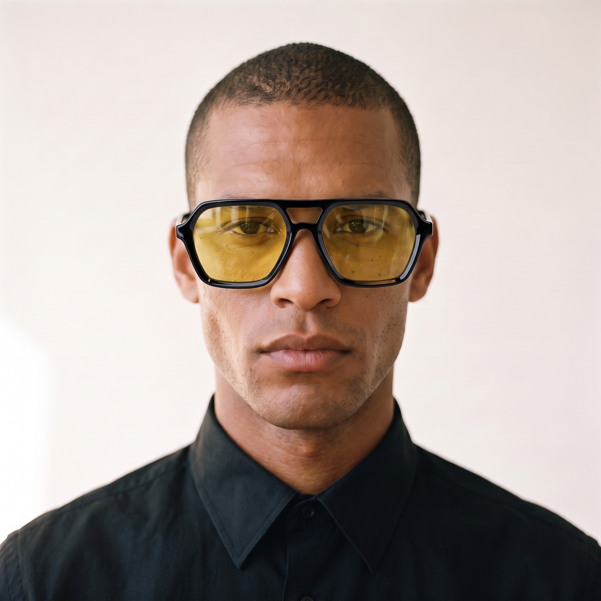 LE MANS Negro Brillo / Ocre — en cara hombre