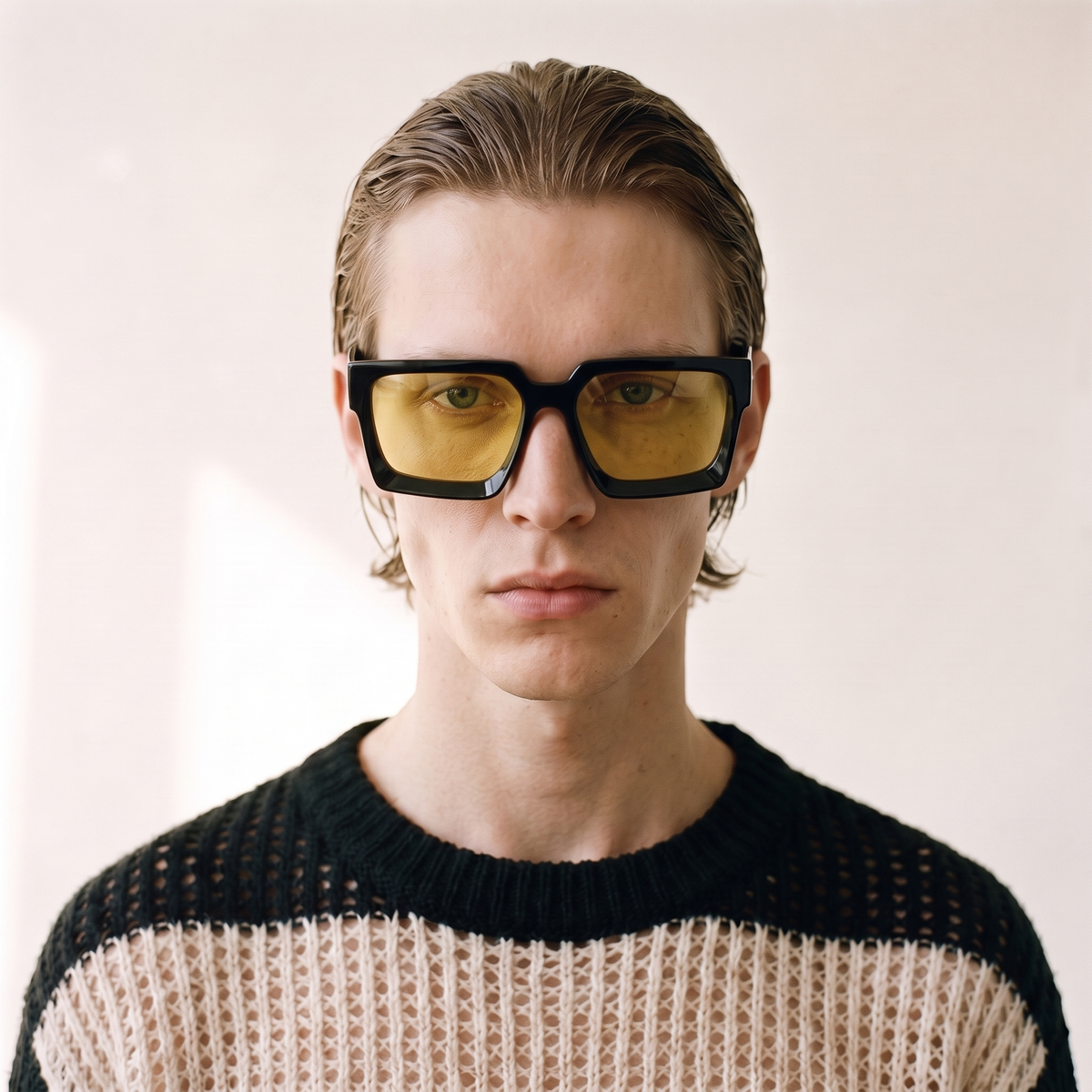 PARIS Negro Brillo / Ocre — en cara hombre